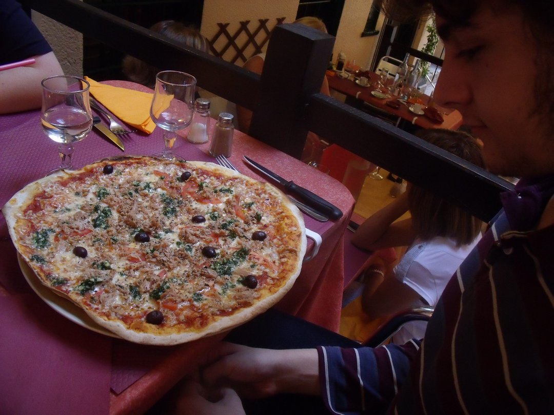 giant pizza at Le Barbecue