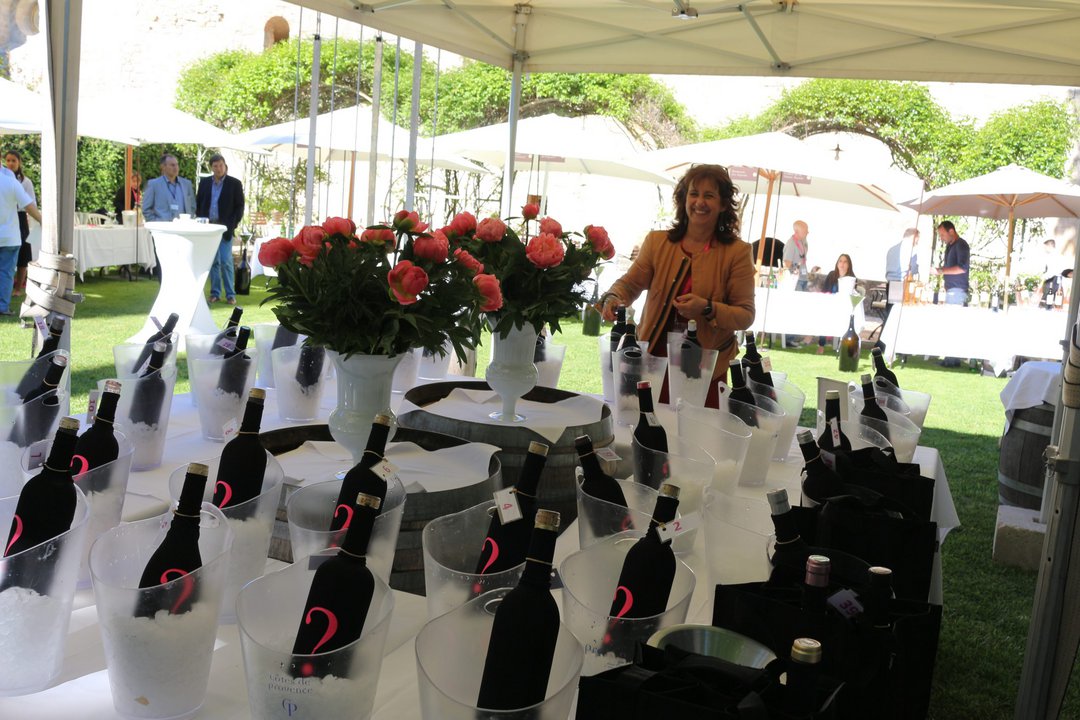 Rachel Renault of the Maison des Vins organising the rosé blind tasting